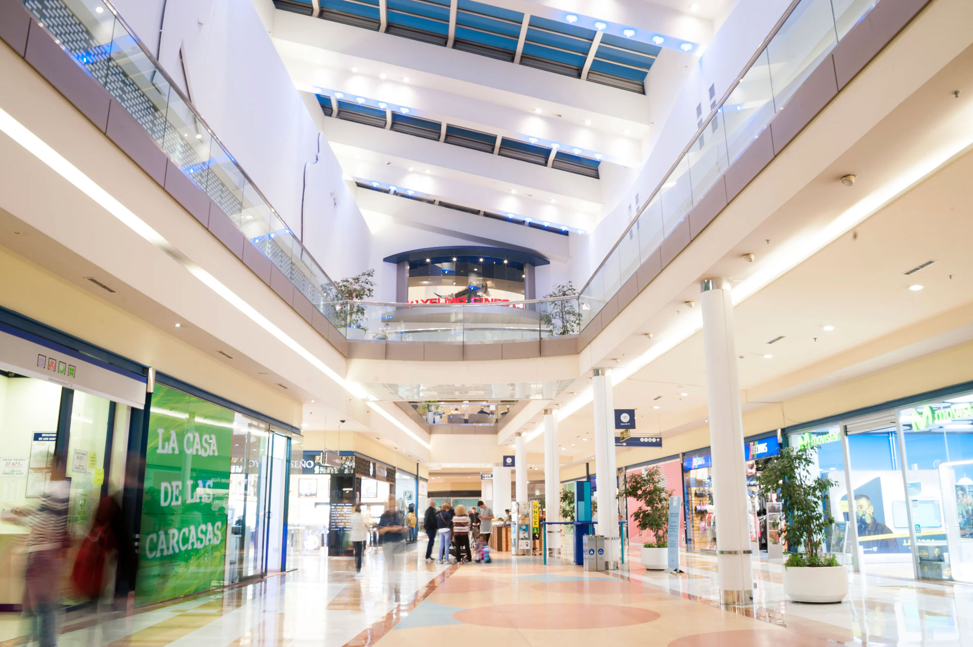 Los Prados centro comercial interior